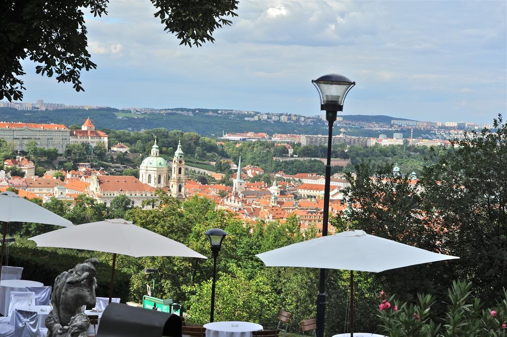 Daire Nebozizek A Restaurant Prag